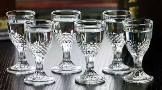白酒為何不標注保質期？酒精飲料的獨特屬性解析