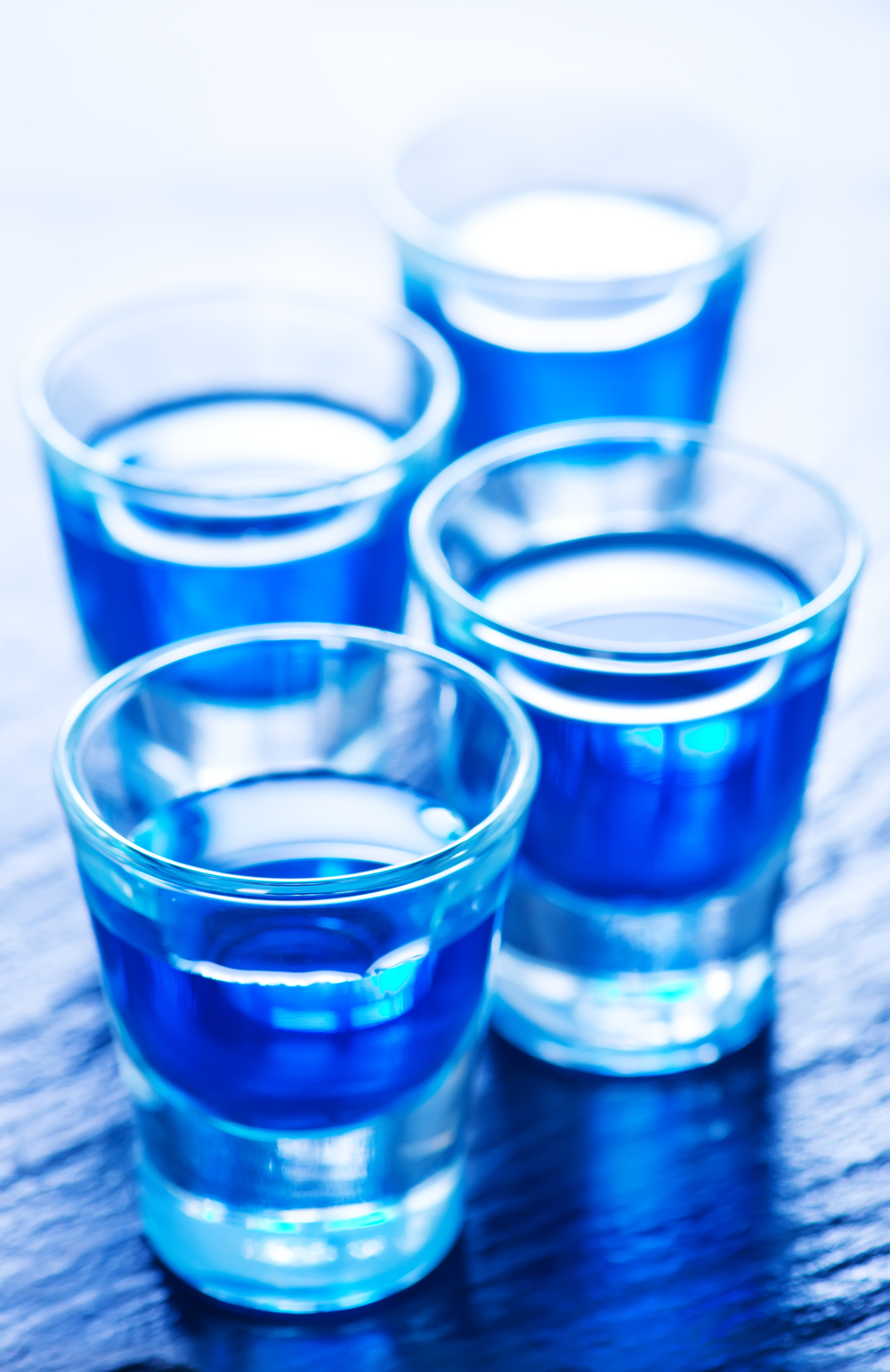 玻璃與桌上的酒精飲料 一場優(yōu)雅與感官的交匯